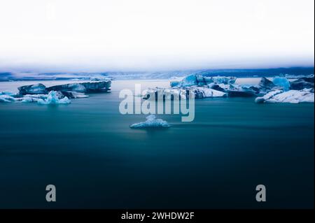 Iceberg nella laguna del ghiacciaio Jokulsarlon, Islanda, lunga esposizione Foto Stock