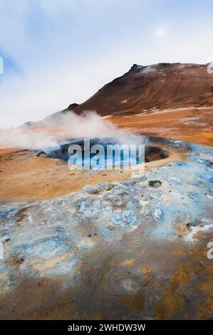 Vasi di fango, sorgenti di zolfo, fumarole e solfataras nell'area geotermica di Hverarönd, Hverir, mafjall, Islanda Foto Stock