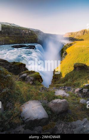 Cascata di Gullfoss nel fiume Hví in una fredda e soleggiata mattinata, cerchio d'Oro, Islanda Foto Stock