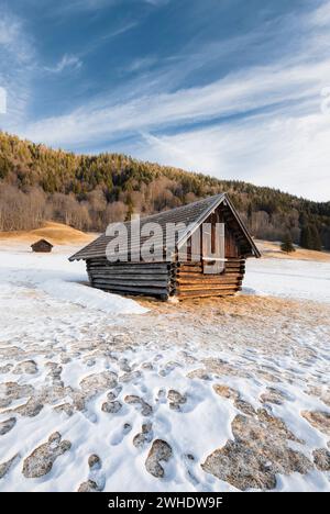 Capanna in legno in inverno con neve a Geroldsee (Wagenbrüchsee) vicino a Garmisch-Partenkirchen a Karwendel, Mittenwald, Garmisch-Partenkirchen, alta Baviera, Baviera, Germania meridionale, Germania Foto Stock