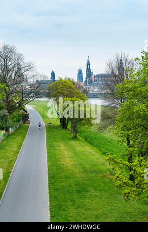 Dresda, sponde dell'Elba, Königsufer, passeggiata, vista sulla città vecchia Foto Stock