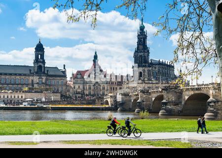 Dresda, rive dell'Elba, Königsufer, passeggiata e pista ciclabile dell'Elba con ciclisti, Ponte di Augusto, Chiesa di Corte Foto Stock