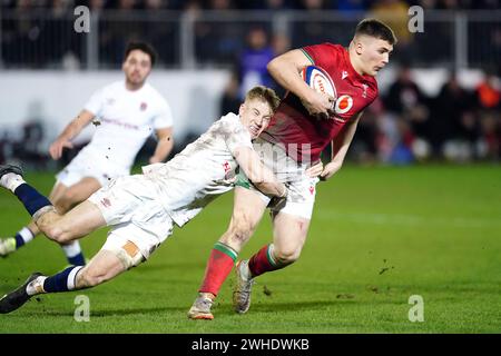 Harry Rees-Weldon (a destra) del Galles viene affrontato dall'inglese Ben Redshaw durante il Six Nations Match degli U20 al Recreation Ground di Bath. Data foto: Venerdì 9 febbraio 2024. Foto Stock