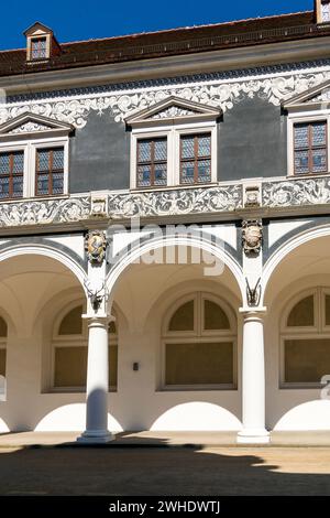 Dresda, Residenzschloss, Stallhof, portici con colonne toscane, stemma, sgraffito Foto Stock