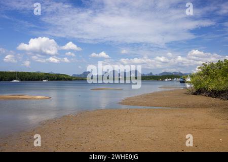 Una vista grandangolare cattura una spiaggia durante la bassa marea Foto Stock