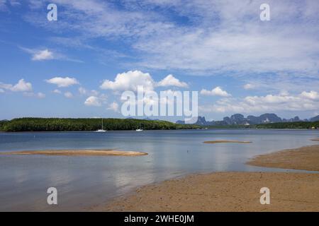 Una vista grandangolare cattura una spiaggia durante la bassa marea Foto Stock