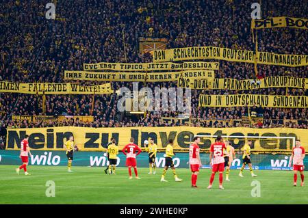 Dortmund, Germania. 9 febbraio 2024. Calcio: Bundesliga, Borussia Dortmund - SC Freiburg, Matchday 21, Signal Iduna Park. I fan di Dortmund mostrano uno striscione con l'iscrizione "No agli investitori nel DFL!" Credito: Bernd Thissen/dpa - NOTA IMPORTANTE: in conformità con i regolamenti della DFL German Football League e della DFB German Football Association, è vietato utilizzare o far utilizzare fotografie scattate nello stadio e/o della partita sotto forma di immagini sequenziali e/o serie di foto video./dpa/Alamy Live News Foto Stock