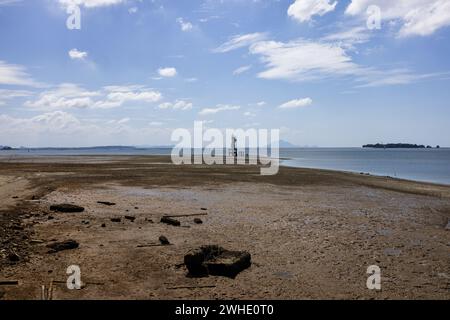 Una vista grandangolare cattura una spiaggia durante la bassa marea Foto Stock