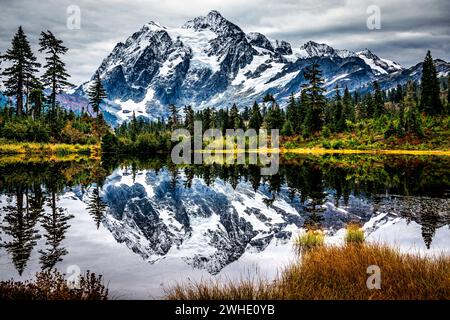 Mount Baker, nello stato di Washington, si riflette fortemente nel Picture Lake. Riflesso perfetto su una nuvolosa giornata invernale. Foto Stock