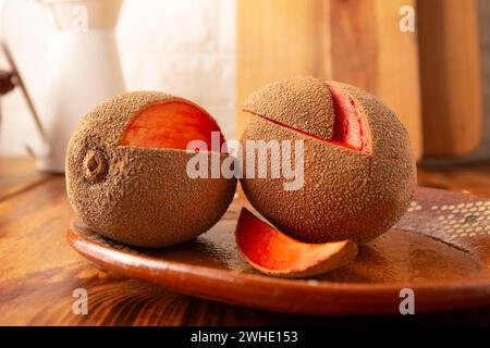 Mamey, (Pouteria sapota) frutto originario del Messico e di altri paesi americani, in alcuni paesi è conosciuto come Zapote, Sapote o Mamey rosso. Foto Stock