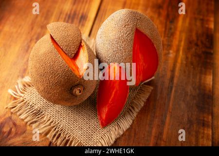 Mamey, (Pouteria sapota) frutto originario del Messico e di altri paesi americani, in alcuni paesi è conosciuto come Zapote, Sapote o Mamey rosso. Foto Stock