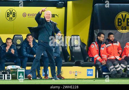 Dortmund, Germania. 9 febbraio 2024. Calcio: Bundesliga, Borussia Dortmund - SC Freiburg, Matchday 21, Signal Iduna Park. Il coach di Friburgo Christian Streich in azione. Credito: Bernd Thissen/dpa - NOTA IMPORTANTE: in conformità con i regolamenti della DFL German Football League e della DFB German Football Association, è vietato utilizzare o far utilizzare fotografie scattate nello stadio e/o della partita sotto forma di immagini sequenziali e/o serie di foto video./dpa/Alamy Live News Foto Stock