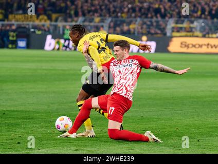 Dortmund, Germania. 9 febbraio 2024. Calcio: Bundesliga, Borussia Dortmund - SC Freiburg, Matchday 21, Signal Iduna Park. Jamie Bynoe-Gittens di Dortmund e Lukas Kübler di Friburgo in azione. Credito: Bernd Thissen/dpa - NOTA IMPORTANTE: in conformità con i regolamenti della DFL German Football League e della DFB German Football Association, è vietato utilizzare o far utilizzare fotografie scattate nello stadio e/o della partita sotto forma di immagini sequenziali e/o serie di foto video./dpa/Alamy Live News Foto Stock