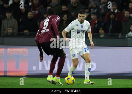 Salerno, Italia. 9 febbraio 2024. Foto Alessandro Garofalo/LaPresse 09 febbraio 2024 Salerno, Italia sport calcio Salernitana vs Empoli - Campionato di calcio serie A Tim 2023/2024 - Stadio Arechi. Nella foto: Nicolo Cambiaghi (Empoli FC); Junior Sambia (US Salernitana 1919); 09 febbraio 2024 Salernitana vs Empoli - Campionato Italiano di calcio Lega A 2023/2024 - Stadio Arechi. Nella foto: Nicolo Cambiaghi (Empoli FC); Junior Sambia (US Salernitana 1919); crediti: LaPresse/Alamy Live News Foto Stock