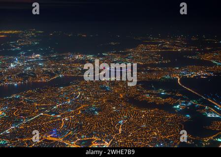Veduta notturna aerea del paesaggio urbano di Istanbul con ponti illuminati Foto Stock
