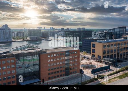 L'alba si sviluppa sul moderno paesaggio urbano, sia a Copenhagen che a Malmo. Foto Stock