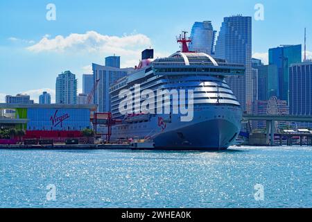 MIAMI BEACH, Florida - 2 febbraio 2024 - Vista della nave da crociera Scarlet Lady di Virgin Voyages a Port Miami in Florida sull'Oceano Atlantico, la crociera più grande Foto Stock