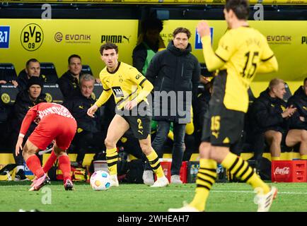 Dortmund, Germania. 9 febbraio 2024. Calcio: Bundesliga, Borussia Dortmund - SC Freiburg, Matchday 21, Signal Iduna Park. Mateu Morey di Dortmund in azione. Credito: Bernd Thissen/dpa - NOTA IMPORTANTE: in conformità con i regolamenti della DFL German Football League e della DFB German Football Association, è vietato utilizzare o far utilizzare fotografie scattate nello stadio e/o della partita sotto forma di immagini sequenziali e/o serie di foto video./dpa/Alamy Live News Foto Stock