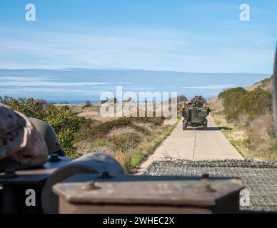 I Marines degli Stati Uniti assegnati alla Alpha Company, Battalion Landing Team 1/5, 15th Marine Expeditionary Unit, si spostano in una colonna di veicoli da combattimento anfibi dopo aver completato un'esercitazione di assalto anfibio al Marine Corps base Camp Pendleton, California, 18 gennaio 2023. Durante l'assalto anfibio, tutti gli elementi della 15th MEU Marine Air-ground Task Force hanno completato i movimenti nave-terra per sostenere le operazioni sostenute a terra mentre le forze assediavano il terreno da un nemico simulato nella regione. (Foto del corpo dei Marines degli Stati Uniti di Lance Cpl. Peyton Kahle) Foto Stock