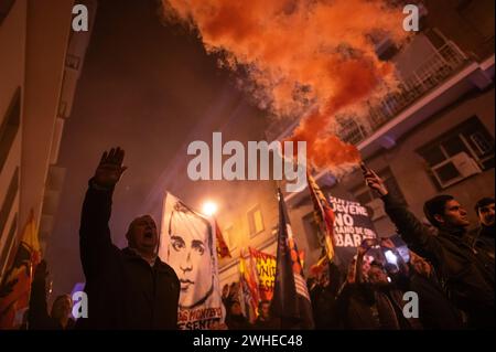 Madrid, Spagna. 9 febbraio 2024. La gente fa un saluto fascista durante una dimostrazione della Falange spagnola di fronte al quartier generale del partito socialista PSOE, in Ferraz Street. Il gruppo di estrema destra Falange ha marciato sotto lo slogan "giù con il regime del '78” con una manifestazione in memoria di Matias Montero, uno studente ucciso nel 1934. Crediti: Marcos del Mazo/Alamy Live News Foto Stock