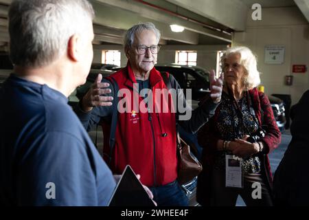 West Palm Beach, Florida, Stati Uniti. 3 febbraio 2024. Il fotoreporter della rivista di viaggi in tutto il mondo David Burnett condivide la sua esperienza e i suoi consigli con un piccolo gruppo di studenti di fotografia durante un workshop FOTOfusion presso il Palm Beach Photographic Centre. (Immagine di credito: © Robin Rayne/ZUMA Press Wire) SOLO PER USO EDITORIALE! Non per USO commerciale! Foto Stock