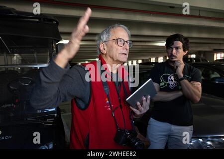 West Palm Beach, Florida, Stati Uniti. 3 febbraio 2024. Il fotoreporter della rivista di viaggi in tutto il mondo David Burnett condivide la sua esperienza e i suoi consigli con un piccolo gruppo di studenti di fotografia durante un workshop FOTOfusion presso il Palm Beach Photographic Centre. (Immagine di credito: © Robin Rayne/ZUMA Press Wire) SOLO PER USO EDITORIALE! Non per USO commerciale! Foto Stock