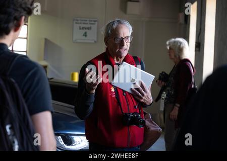 West Palm Beach, Florida, Stati Uniti. 3 febbraio 2024. Il fotoreporter della rivista di viaggi in tutto il mondo David Burnett condivide la sua esperienza e i suoi consigli con un piccolo gruppo di studenti di fotografia durante un workshop FOTOfusion presso il Palm Beach Photographic Centre. (Immagine di credito: © Robin Rayne/ZUMA Press Wire) SOLO PER USO EDITORIALE! Non per USO commerciale! Foto Stock