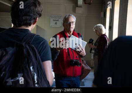 3 febbraio 2024, West Palm Beach, Florida, USA: Il fotoreporter della rivista di viaggi in tutto il mondo David Burnett condivide la sua esperienza e i suoi consigli con un piccolo gruppo di studenti di fotografia durante un workshop FOTOfusion presso il Palm Beach Photographic Centre. (Immagine di credito: © Robin Rayne/ZUMA Press Wire) SOLO PER USO EDITORIALE! Non per USO commerciale! Foto Stock