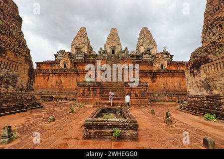 East Mebon è un tempio del X secolo costruito da Rajendravarman della dinastia Khmer vicino ad Angkor wat, Siem Reap, Cambogia Foto Stock