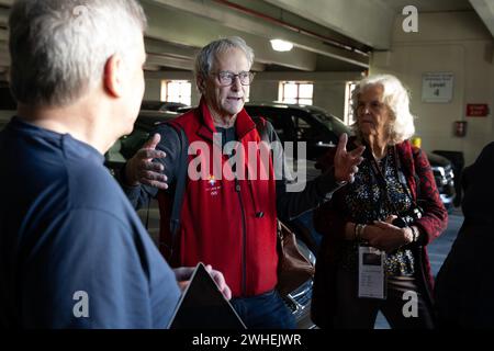 West Palm Beach, Florida, Stati Uniti. 3 febbraio 2024. Il fotoreporter della rivista di viaggi in tutto il mondo David Burnett condivide la sua esperienza e i suoi consigli con un piccolo gruppo di studenti di fotografia durante un workshop FOTOfusion presso il Palm Beach Photographic Centre. (Immagine di credito: © Robin Rayne/ZUMA Press Wire) SOLO PER USO EDITORIALE! Non per USO commerciale! Foto Stock