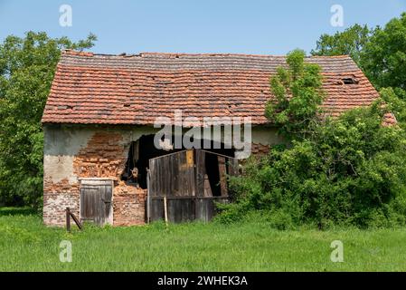 '25.05.2019, Polonia, bassa Slesia, Breslavia - fienile in rovina nel quartiere rurale. 00A190525D157CAROEX.JPG [VERSIONE MODELLO: NON APPLICABILE, PROPRIETÀ Foto Stock