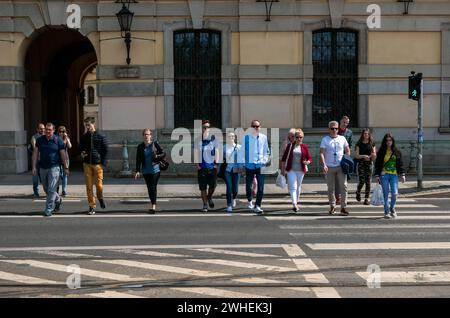 '26.05.2019, Polonia, bassa Slesia, Breslavia - pedoni nel centro della città che attraversano la strada a un semaforo. 00A190526D201CAROEX.JPG [RIF. MODELLO Foto Stock