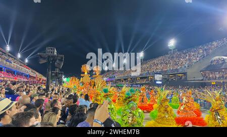 Vivi il vibrante spettacolo della Samba Schools Parade di Rio de Janeiro presso l'iconico Sambadrome. Una celebrazione della cultura brasiliana. Foto Stock