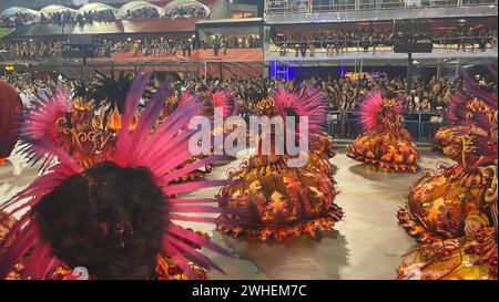 Vivi il vibrante spettacolo della Samba Schools Parade di Rio de Janeiro presso l'iconico Sambadrome. Una celebrazione della cultura brasiliana. Foto Stock