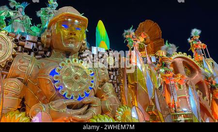 Vivi il vibrante spettacolo della Samba Schools Parade di Rio de Janeiro presso l'iconico Sambadrome. Una celebrazione della cultura brasiliana. Foto Stock