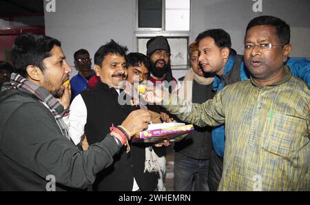 Patna, India. 9 febbraio 2024. PATNA, INDIA - 9 FEBBRAIO 2024: Lavoratori della BJP distribuiscono dolci per festeggiare presso l'ufficio della BJP il 9 febbraio 2015 a Patna, India. (Foto di Santosh Kumar/Hindustan Times/Sipa USA) credito: SIPA USA/Alamy Live News Foto Stock