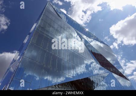 '18.07.2023, Germania, Berlino, Berlino - le nuvole si riflettono nella facciata del Cubo Berlin a Washingtonplatz. 00S230718D123CAROEX.JPG [MODELLI RIPRESI Foto Stock