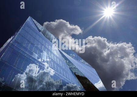 '18.07.2023, Germania, Berlino, Berlino - le nuvole si riflettono nella facciata del Cubo Berlin a Washingtonplatz. 00S230718D126CAROEX.JPG [MODELLI RIPRESI Foto Stock