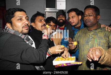 Patna, India. 9 febbraio 2024. PATNA, INDIA - 9 FEBBRAIO 2024: Lavoratori della BJP distribuiscono dolci per festeggiare presso l'ufficio della BJP il 9 febbraio 2015 a Patna, India. (Foto di Santosh Kumar/Hindustan Times/Sipa USA) credito: SIPA USA/Alamy Live News Foto Stock