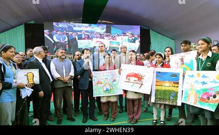 Patna, India. 9 febbraio 2024. PATNA, INDIA - 9 FEBBRAIO: Il segretario all'agricoltura del Bihar Sanjay Agarwal con gli studenti durante l'Agro Bihar 2024 a Gandhi Maidan il 9 febbraio 2024 a Patna, India. (Foto di Santosh Kumar/Hindustan Times/Sipa USA) credito: SIPA USA/Alamy Live News Foto Stock