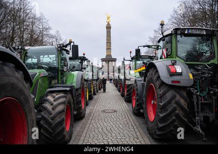 '18.12.2023, Germania, Berlino, Berlino - diverse migliaia di agricoltori manifestano con i loro trattori davanti alla porta di Brandeburgo nella capitale Foto Stock