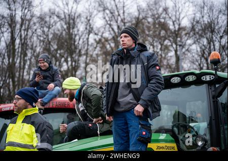 '18.12.2023, Germania, Berlino, Berlino - diverse migliaia di agricoltori stanno dimostrando con i loro trattori davanti alla porta di Brandeburgo nella capitale Foto Stock