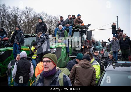 '18.12.2023, Germania, Berlino, Berlino - diverse migliaia di agricoltori stanno dimostrando con i loro trattori davanti alla porta di Brandeburgo nella capitale Foto Stock