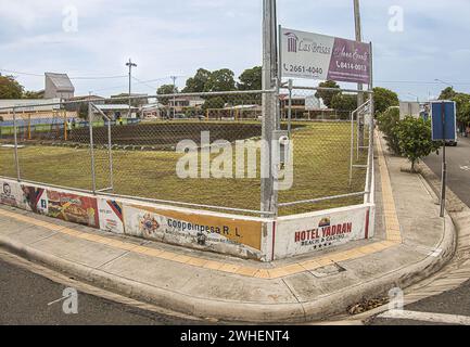 Costa Rica, Puntarenas - 22 luglio 20.23: Le persone stanno ripristinando il prato sul verde campo sportivo all'angolo tra Calle 33 e autostrada 17. Molti segnali pubblicitari a Foto Stock