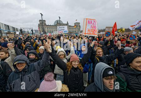 '03.02.2024, Germania, Berlino, Berlino - dimostrazione, mano nella mano contro destra. I manifestanti protestano in occasione di una manifestazione e di una manifestazione organizzata da Foto Stock
