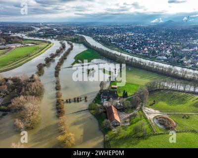 «07.01.2024, Germania, Renania settentrionale-Vestfalia, Dorsten - alluvione sul fiume Lippe, nella regione della Ruhr, i campi, le zone agricole degli agricoltori Foto Stock