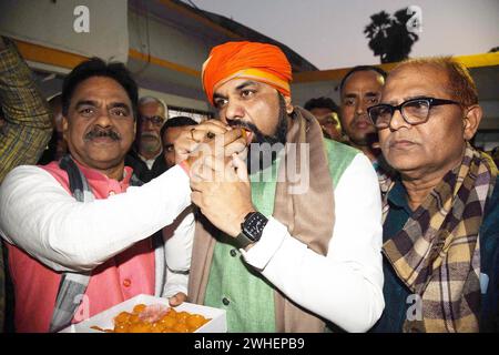 Patna, India. 9 febbraio 2024. PATNA, INDIA - 9 FEBBRAIO: il presidente del BJP di Bihar Samrat Choudhary con i lavoratori del partito festeggiano presso l'ufficio del BJP il 9 febbraio 2024 a Patna, India. (Foto di Santosh Kumar/Hindustan Times/Sipa USA) credito: SIPA USA/Alamy Live News Foto Stock