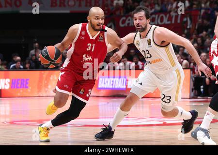 Milano, Italia. 8 febbraio 2024. Italia, Milano, 8 febbraio 2024: Shavon Shields (Armani) attacca il basket nel 4° trimestre durante la partita di basket EA7 Emporio Armani Milan vs Real Madrid, EuroLeague 2023-24 round 26 (Credit Image: © Fabrizio Andrea Bertani/Pacific Press via ZUMA Press Wire) SOLO USO EDITORIALE! Non per USO commerciale! Foto Stock