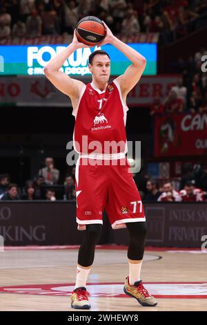 Milano, Italia. 8 febbraio 2024. Italia, Milano, 8 febbraio 2024: Pass shot di Johannes Voigtmann (Armani) nel quarto quarto trimestre durante la partita di basket EA7 Emporio Armani Milan vs Real Madrid, EuroLeague 2023-24 round 26 (Credit Image: © Fabrizio Andrea Bertani/Pacific Press via ZUMA Press Wire) SOLO USO EDITORIALE! Non per USO commerciale! Foto Stock