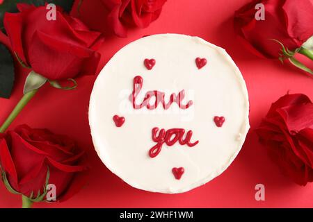 Torta Bento con testo Love You e rose sul tavolo rosso, piatto. St La sorpresa di San Valentino Foto Stock
